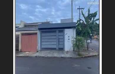 Imagem: A casa possui 2 Dormitórios, 1 Banheiro, 1 Vaga na garagem