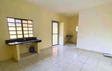 Imagem: A casa possui 3 Dormitórios, 1 Banheiro, 3 Vagas na garagem