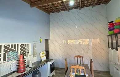 Imagem: A casa possui 2 Dormitórios, 2 Banheiros e está localizado