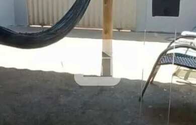 Imagem: A casa possui 2 Dormitórios, 1 Banheiro, 2 Vagas na garagem