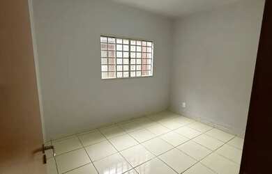 Imagem: A casa possui 2 Dormitórios, 1 Banheiro, 3 Vagas na garagem