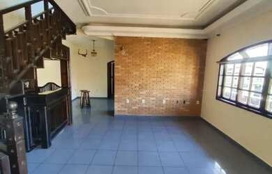 Imagem: A casa possui 2 Dormitórios, 2 Banheiros, 2 Vagas na garagem