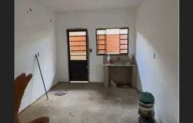 Imagem: A casa possui 3 Dormitórios, 1 Banheiro, 2 Vagas na garagem