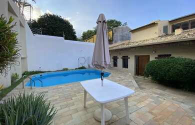 Imagem: A casa possui 4 Dormitórios, 5 Banheiros e 520m² de Área