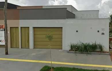 Imagem: A casa possui 3 Dormitórios, 2 Banheiros, 2 Vagas na garagem