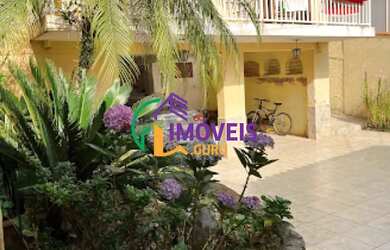 Imagem: A casa possui 4 Dormitórios, 2 Banheiros, 5 Vagas na garagem