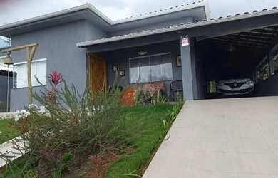 Imagem: A casa possui 3 Dormitórios, 3 Banheiros e 400m² de Área