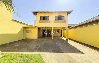 Imagem: A casa possui 4 Dormitórios, 3 Banheiros, 2 Vagas na garagem