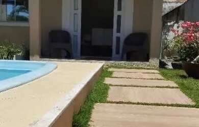 Imagem: A casa possui 3 Dormitórios, Acomodam 12 pessoas, 2 Vagas na