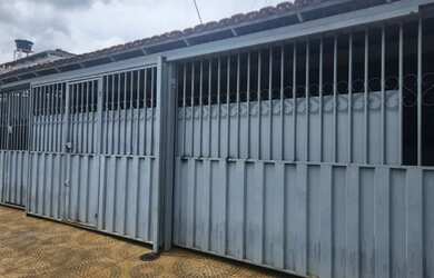 Imagem: A casa possui 4 Dormitórios, 2 Banheiros, 4 Vagas na garagem