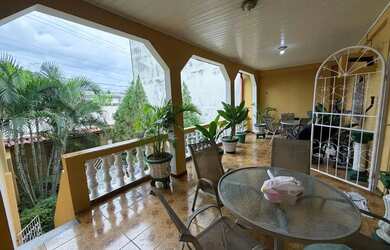 Imagem: A casa possui 4 Dormitórios, 3 Banheiros, 4 Vagas na garagem