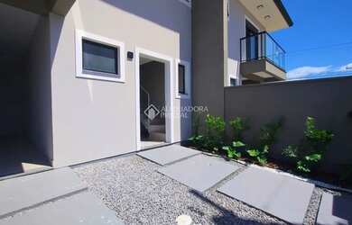 Imagem: A casa possui 3 Dormitórios, 2 Banheiros, 1 Vaga na garagem