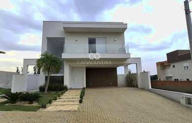 Imagem: A casa em condomínio possui 3 Dormitórios, 2 Banheiros, 4