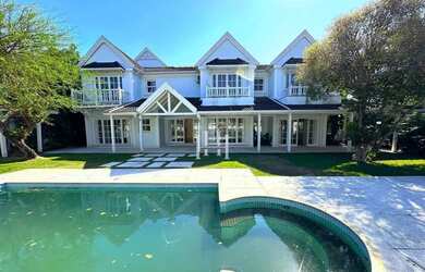 Imagem: A casa em condomínio possui 5 Dormitórios, 5 Banheiros, 5