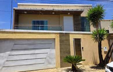 Imagem: A casa possui 4 Dormitórios, 2 Banheiros, 180m² de Área e