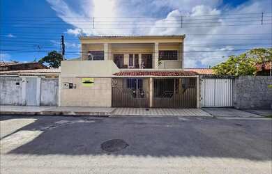 Imagem: A casa possui 5 Dormitórios, 5 Banheiros, 3 Vagas na garagem