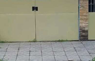 Imagem: A casa possui 2 Dormitórios, 1 Banheiro, 1 Vaga na garagem