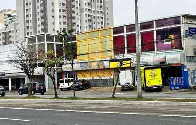 Imagem: O depósito possui 3 Vagas na garagem, 151m² de Área e está