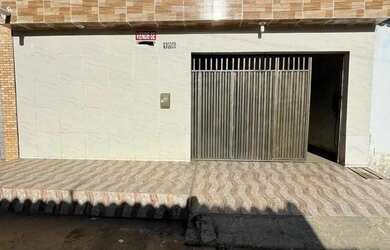 Imagem: A casa possui 3 Dormitórios, 2 Banheiros, 1 Vaga na garagem