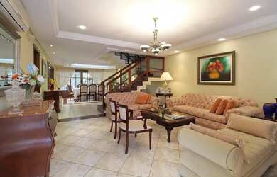 Imagem: A casa possui 4 Dormitórios, 4 Banheiros, 4 Vagas na garagem