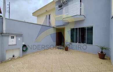 Imagem: A casa possui 3 Dormitórios, 2 Banheiros, 5 Vagas na garagem