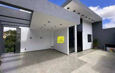 Imagem: A casa possui 3 Dormitórios, 3 Banheiros, 3 Vagas na garagem