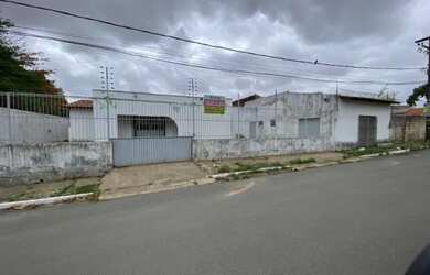 Imagem: A casa possui 5 Dormitórios, 2 Banheiros, 2 Vagas na garagem