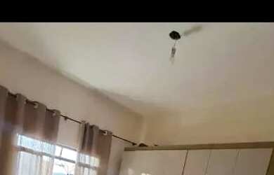 Imagem: A casa possui 2 Dormitórios, 1 Banheiro, 3 Vagas na garagem