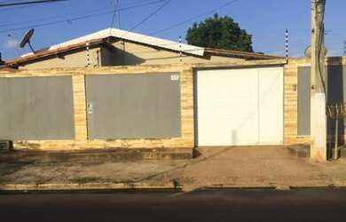 Imagem: A casa possui 3 Dormitórios, 3 Banheiros, 2 Vagas na garagem