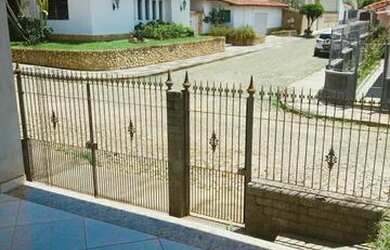 Imagem: A casa possui 5 Dormitórios, 3 Banheiros, 4 Vagas na garagem