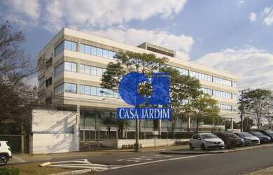 Imagem: O depósito possui 5 Vagas na garagem e 842m² de Área e está