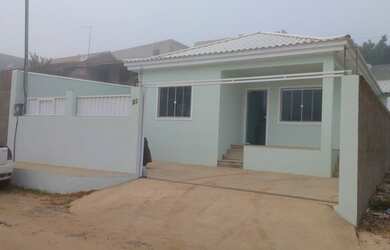 Imagem: A casa possui 2 Dormitórios, 2 Banheiros, 1 Vaga na garagem