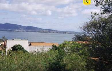 Imagem: A casa possui 2 Dormitórios, 3 Banheiros, 2 Vagas na garagem