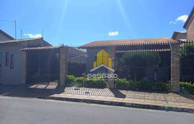 Imagem: A casa possui 3 Dormitórios, 2 Banheiros, 5 Vagas na garagem