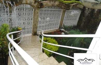 Imagem: A casa possui 4 Dormitórios, 5 Banheiros, 4 Vagas na garagem