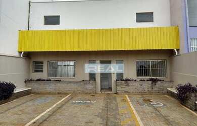 Imagem: O depósito possui 3 Vagas na garagem, 195m² de Área e está