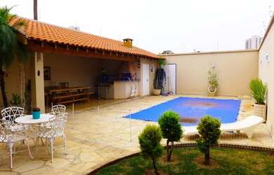 Imagem: A casa possui 3 Dormitórios, 3 Banheiros, 2 Vagas na garagem