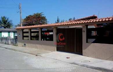 Imagem: A casa possui 2 Dormitórios, 2 Banheiros, 3 Vagas na garagem