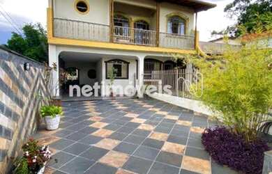 Imagem: A casa possui 3 Dormitórios, 3 Banheiros, 4 Vagas na garagem