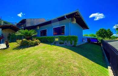 Imagem: A casa possui 4 Dormitórios, 2 Banheiros, 2 Vagas na garagem