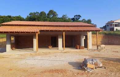 Imagem: A casa possui 2 Dormitórios, 1 Banheiro, 2 Vagas na garagem