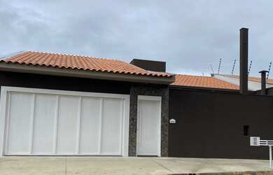 Imagem: A casa possui 3 Dormitórios, 2 Banheiros, 2 Vagas na garagem