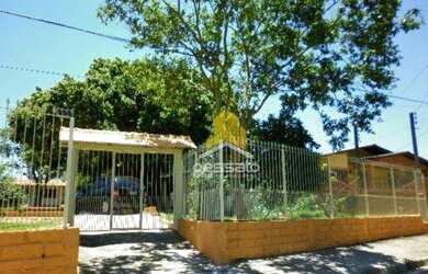 Imagem: A casa possui 3 Dormitórios, 1 Banheiro, 2 Vagas na garagem