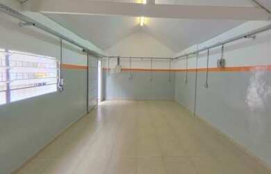 Imagem: O depósito possui 3 Vagas na garagem, 300m² de Área e está