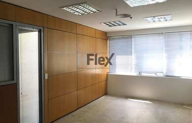 Imagem: O depósito possui 4 Vagas na garagem, 132m² de Área e está