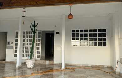 Imagem: A casa possui 2 Dormitórios, 2 Banheiros, 1 Vaga na garagem