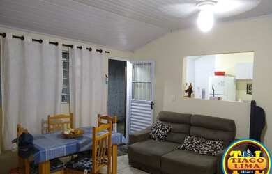 Imagem: A casa possui 2 Dormitórios, 2 Banheiros, 3 Vagas na garagem