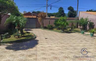 Imagem: A casa possui 3 Dormitórios, 2 Banheiros, 2 Vagas na garagem