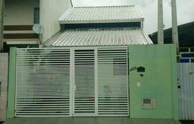 Imagem: A casa possui 2 Dormitórios, 1 Banheiro, 2 Vagas na garagem