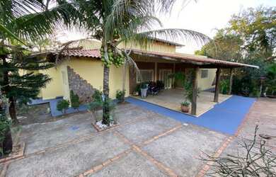 Imagem: A casa possui 4 Dormitórios, 3 Banheiros, 4 Vagas na garagem